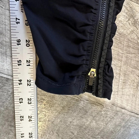 Lululemon Speed Crop with Ruching Zipper Pocket in Black Size 4 - Picture 3 of 5